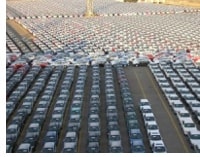 le parking d'un constructeur automobile, représentant une production en grande série d'une industrie utilisant massivement l'AMDEC